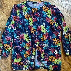 Cherokee colorful scrub jacket. Snap closure. Elastic cuffs. 2 pocket Small